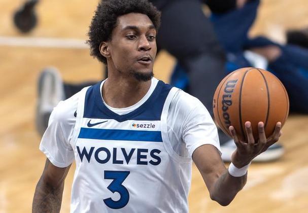 麦丹：海兰德总是充满激情活力满满能推动转换进攻和他打球很棒