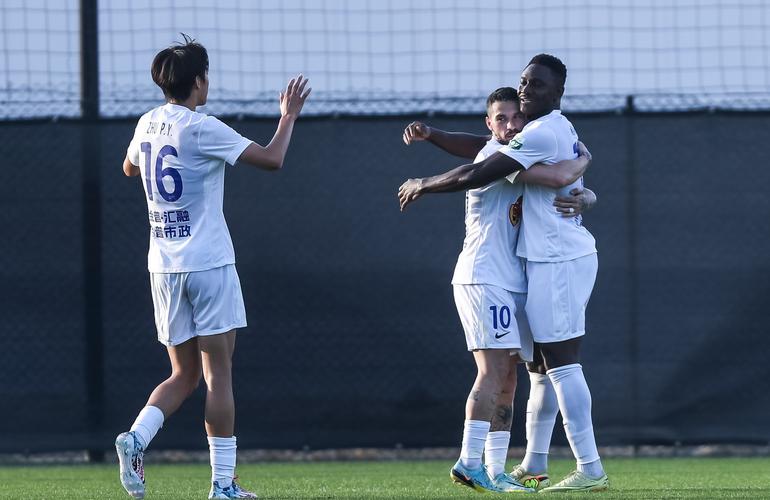 媒体人：申花想买吕焯毅大连英博不卖，大连想租谢鹏飞申花不租