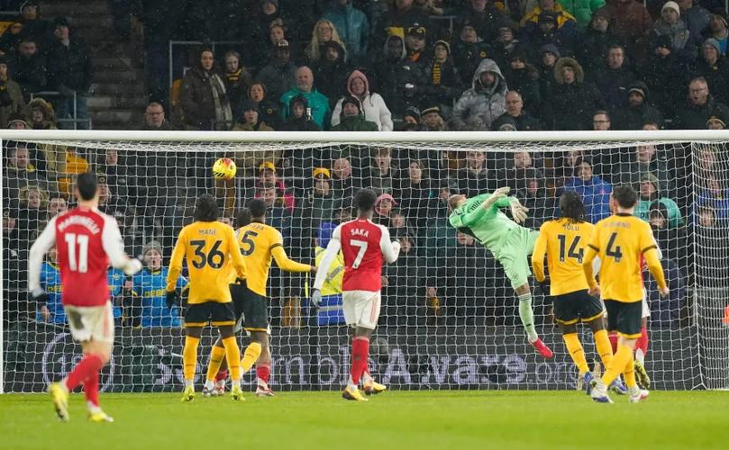 当面回击！赫尔泽勒爆粗催促阿森纳发球，因卡皮耶示意其闭嘴